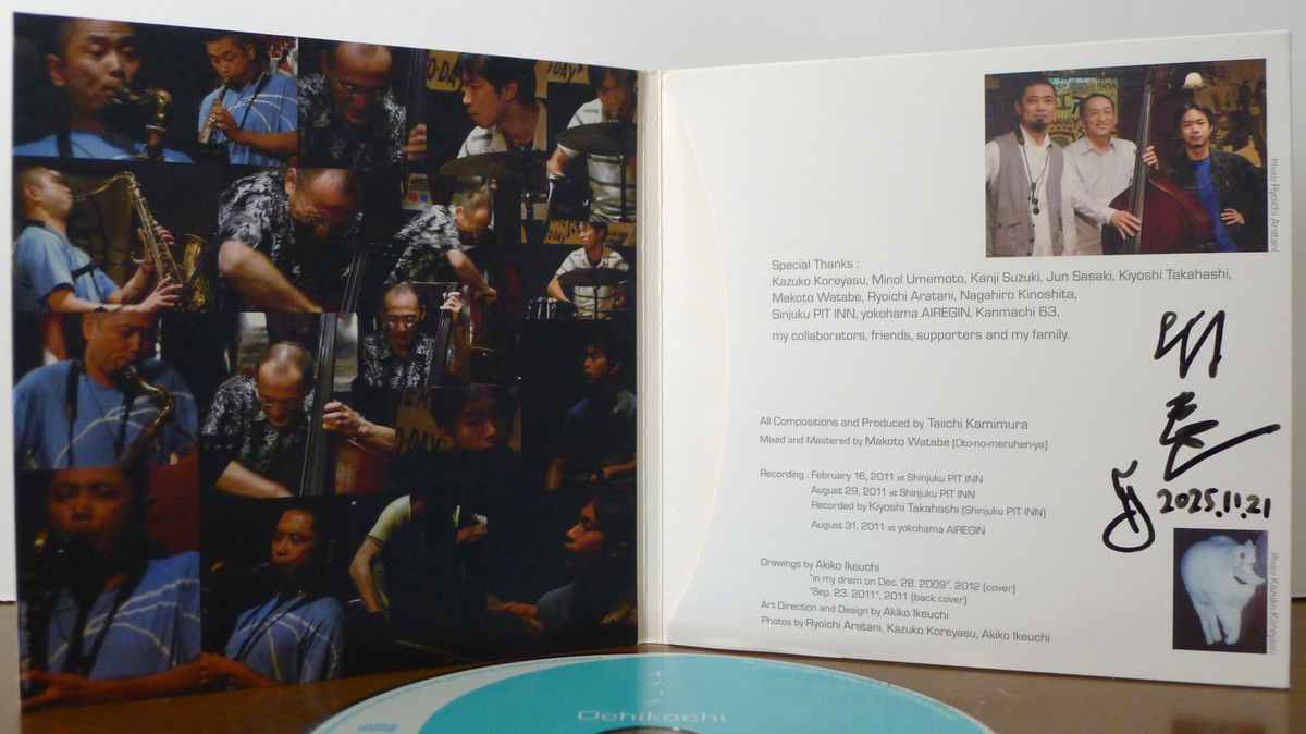 Inside case of CD “/Ochikochi/” by Ochikochi