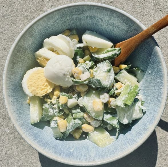 Bol de salade d'oseille à la crème sure et aux œufs