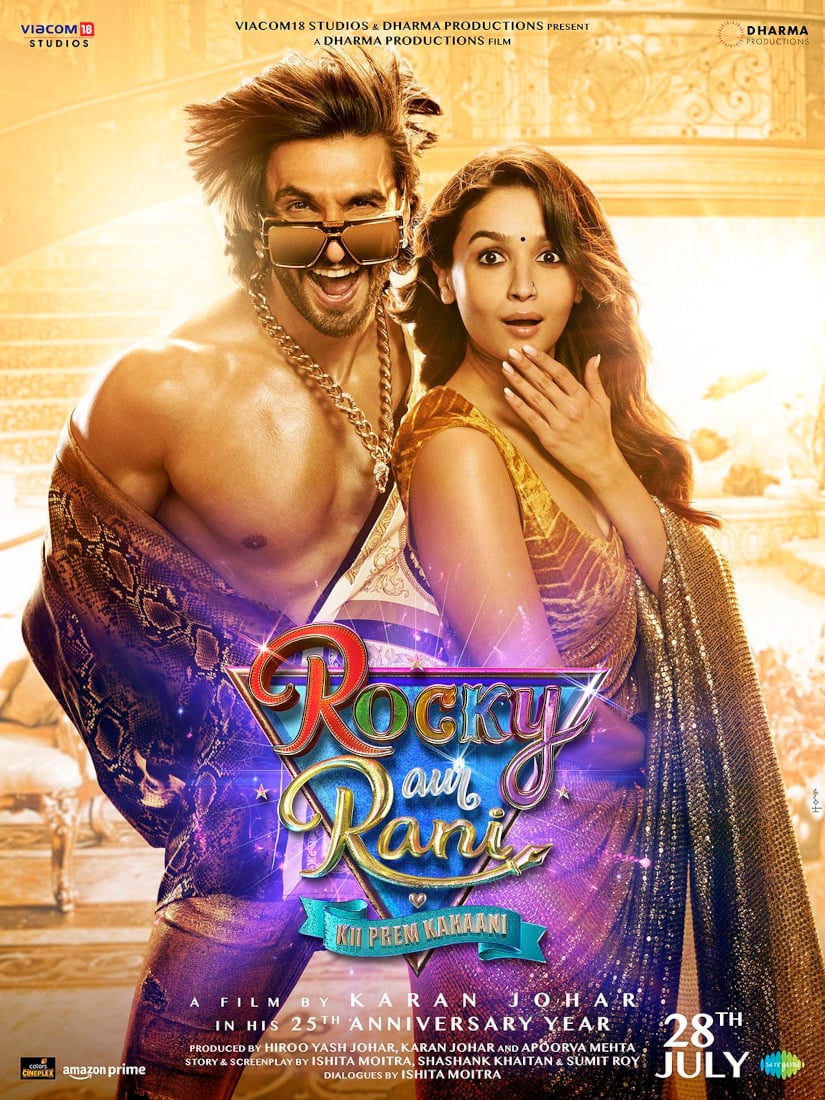 une des affiches du film Rocky Aur Rani où on voit Ranveer Singh avec un look absolument délirant de kéké absolu au torse parfait sous une veste en peau de serpent à côté d'une Alia Bhatt toute en strass mais somme toute plus sobre qui semble très surprise de tomber sous le charme. La typo du film est mi-strass mi ballon, le tout est très bling bling doré