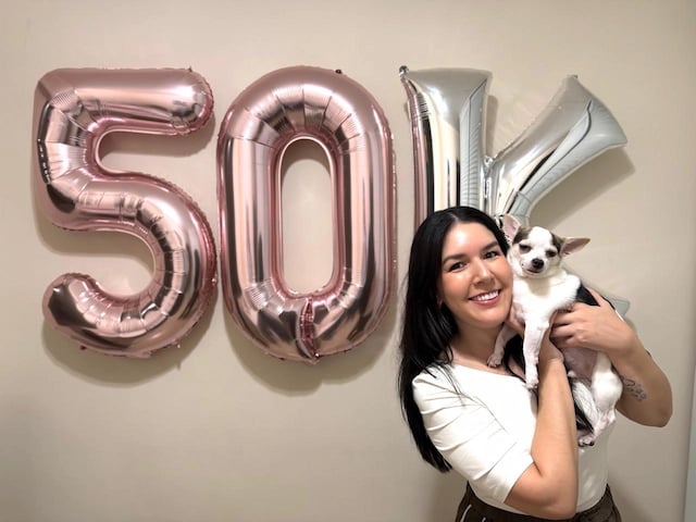 Luci Abarca celebrando 50k en su comunidad junto a su perrito