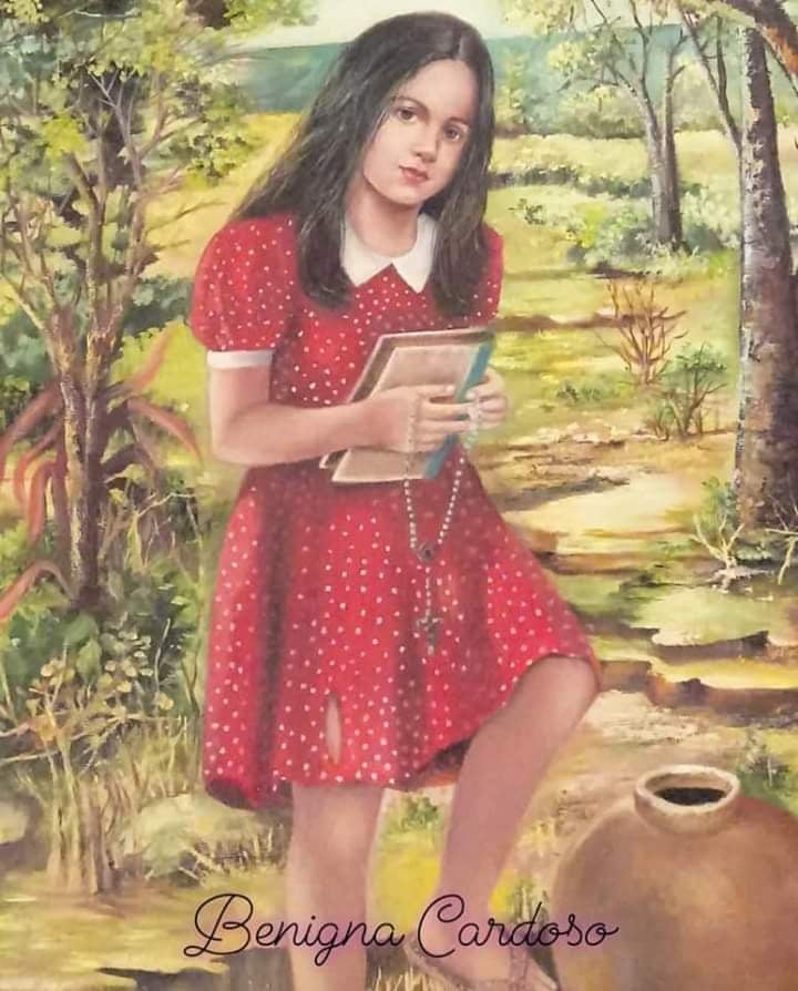 Desenho representando a beata Benigna Cardoso segurando livros e um terço, usando um vestido surrado e chinelos nos pés, com o nome dela embaixo escrito em letra cursiva.