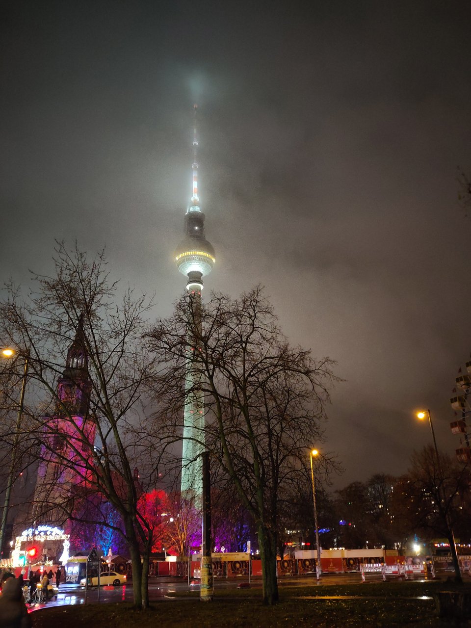 Nächtlicher Blick auf den beleuchteten von leichtem Nebel umschwadeten berliner Fernsehturm.