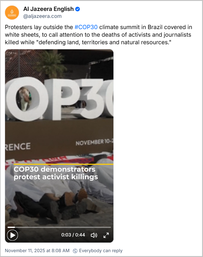 Post de Al Jazeera English (@aljazeera.com) com o texto: Protesters lay outside the #COP30 climate summit in Brazil covered in white sheets, to call attention to the deaths of activists and journalists killed while "defending land, territories and natural resources." TRADUÇÃO: Manifestantes deitam em frente ao local da #COP30 no Brasil, cobertos com lençóis brancos, para chamar a atenção para as mortes de ativistas e jornalistas assassinados enquanto "defendiam a terra, os territórios e os recursos naturais". (o post tem um video)