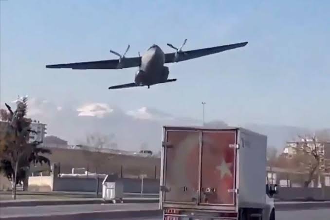 Aeronave C-160 Transall da Força Aérea Turca Realiza Pouso de Emergência Durante Exercício de Treinamento
