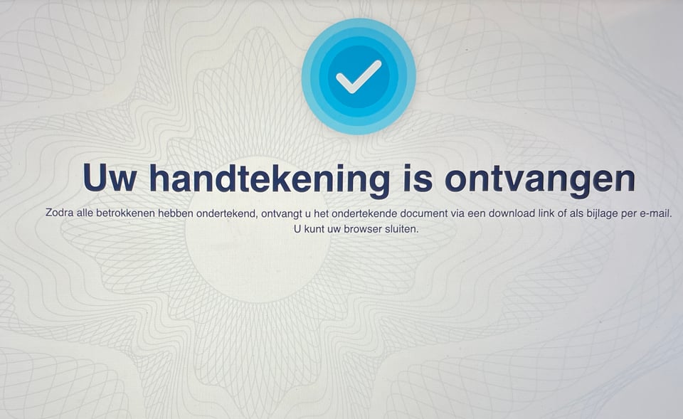 Screenshot of a blue circle with a white checkmark. In dutch the text says "Uw handtekening is onvtvangen" - your signature has been sent.