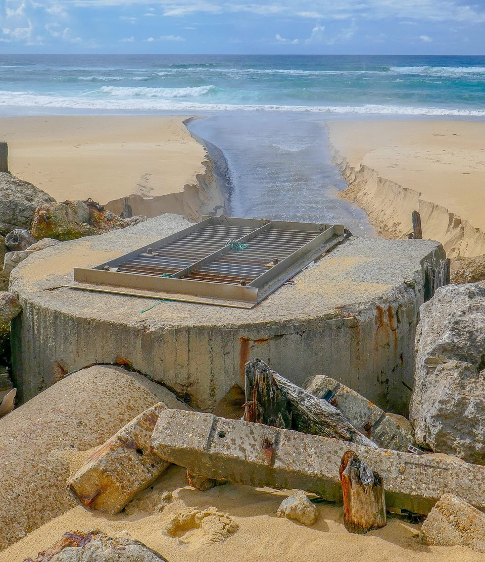 Exutoire à la mer des eaux usées d'un entreprise de pate à papier à Mimizan.