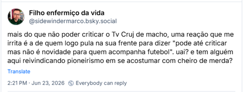 Post de Filho enfermiço da vida (‪@sidewindermarco.bsky.social‬): mais do que não poder criticar o Tv Cruj de macho, uma reação que me irrita é a de quem logo pula na sua frente para dizer "pode até criticar mas não é novidade para quem acompanha futebol". uai? e tem alguém aqui reivindicando pioneirismo em se acostumar com cheiro de merda?