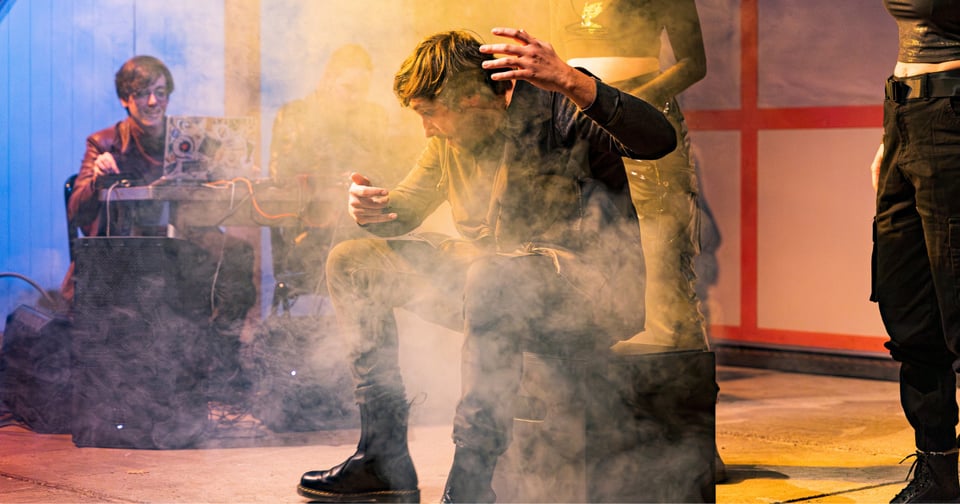 Gael on stage, wreathed in smoke.