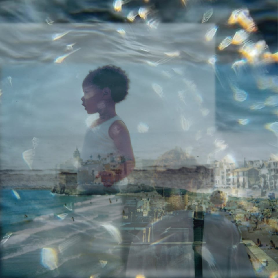 podcast artwork, Celine som barn ved havet, vand, bølger