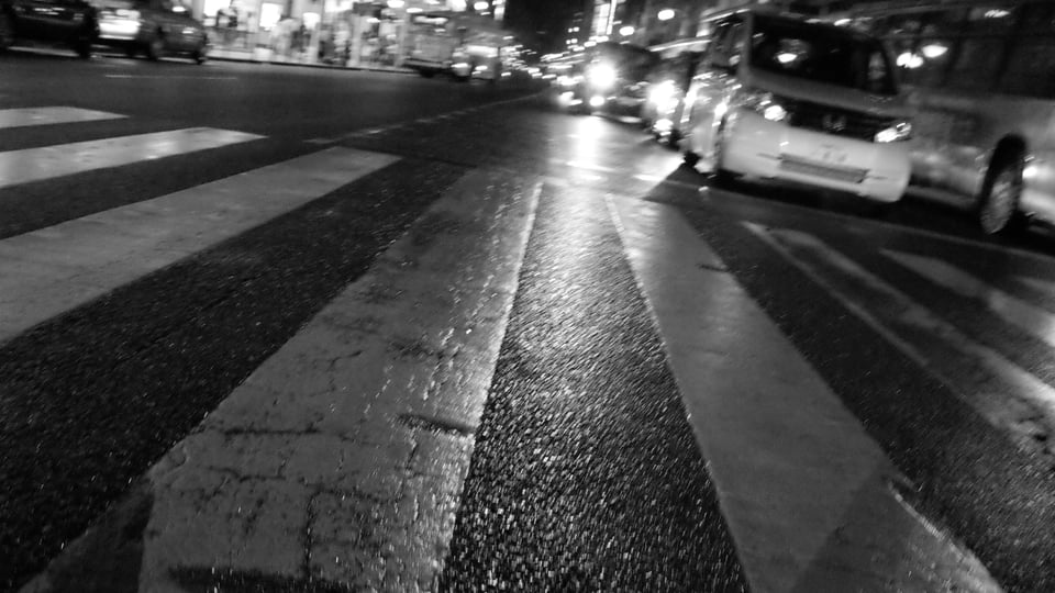 下過雨的柏油路斑馬線