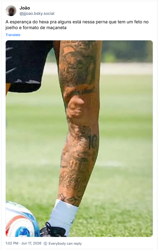 Post de João (@jjjoao.bsky.social): A esperança do hexa pra alguns está nessa perna que tem um feto no joelho e formato de maçaneta (Fotografia que mostra uma perna do Neymar, levemente cambota, cheia de tatuagens e com um joelho bem esquisito)