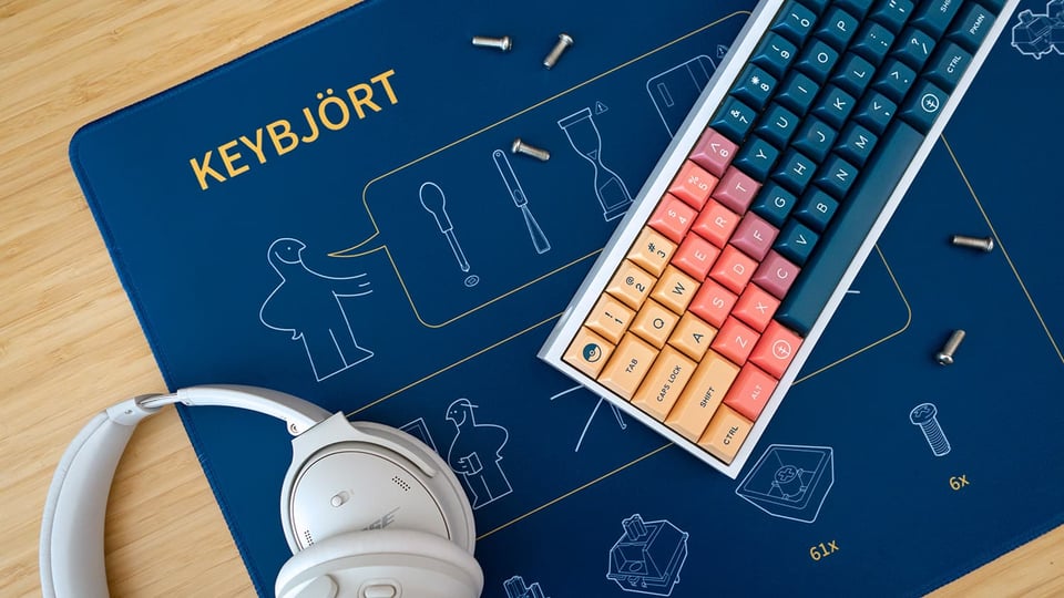 Photo of the Keybjört deskmat