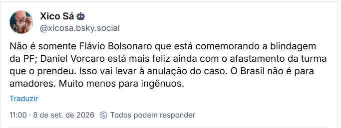 Post de Xico Sá (@xicosa.bsky.social): Não é somente Flávio Bolsonaro que está comemorando a blindagem da PF; Daniel Vorcaro está mais feliz ainda com o afastamento da turma que o prendeu. Isso vai levar à anulação do caso. O Brasil não é para amadores. Muito menos para ingênuos.