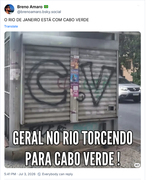 Post de ‪Breno Amaro 🇧🇷‬ (‪@brenoamaro.bsky.social‬): O RIO DE JANEIRO ESTÁ COM CABO VERDE (post contém imagem de banca de jornal com uma pichação CV e legenda Geral no Rio torcendo para Cabo Verde!)