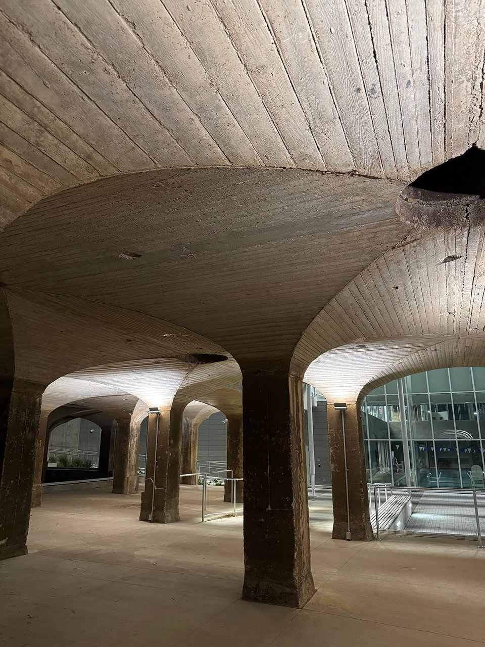 A concrete ceiling with columns