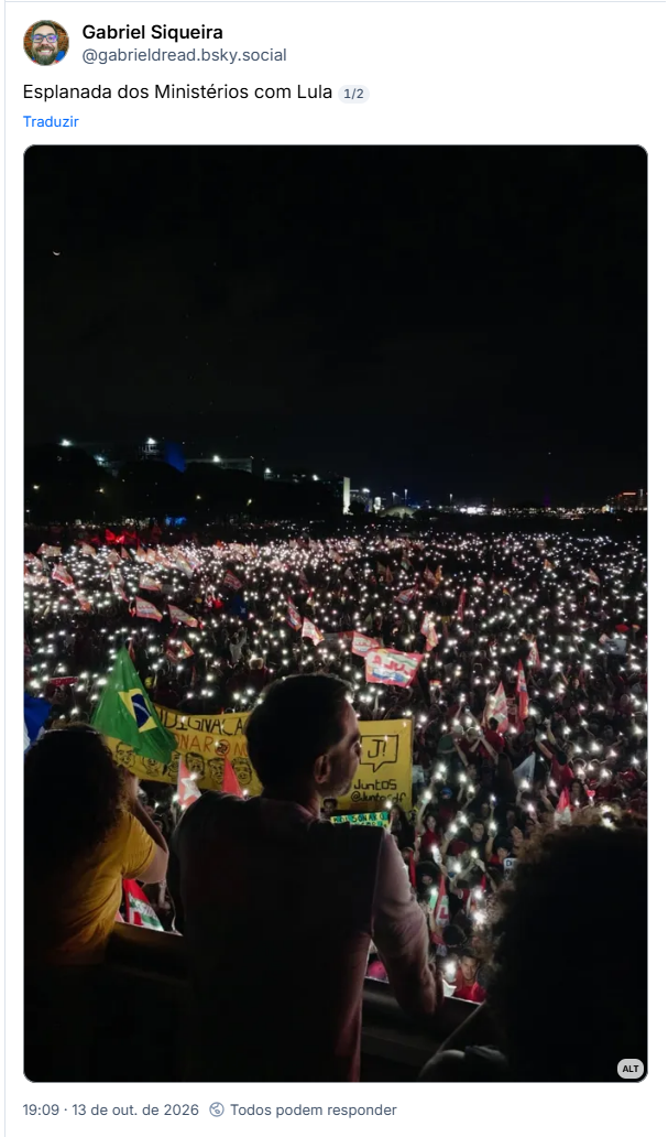 Post de Gabriel Siqueira (@gabrieldread.bsky.social): Esplanada dos Ministérios com Lula (imagem mostrando a Esplanada toda lotada de gente, luzes dos celulares)