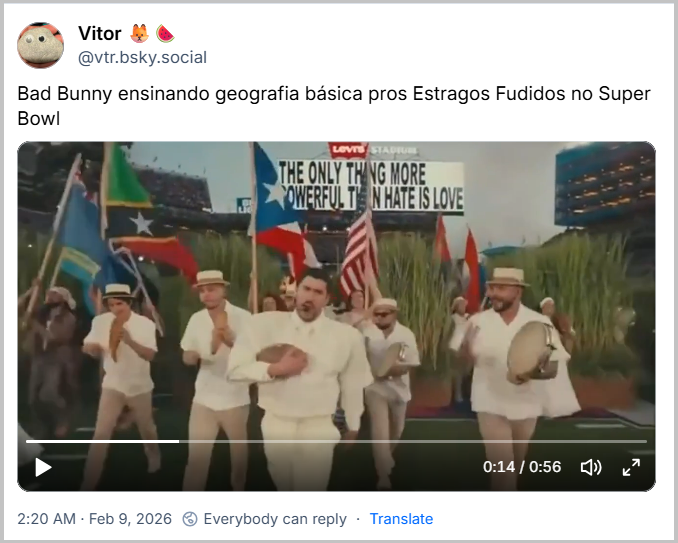 Post de Vitor 🦊🍉 (‪@vtr.bsky.social‬) com o texto: Bad Bunny ensinando geografia básica pros Estragos Fudidos no Super Bowl (video com o momento em que o cantor fala os países do continente americano)