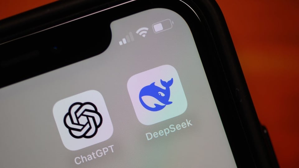 H DeepSeek κατόρθωσε να φτιάξει ένα μοντέλο τουλάχιστον αντάξιο (αν όχι καλύτερο) του chatGPT με μόλις το 5-6% των εξόδων σε υπολογιστικό υλικό.