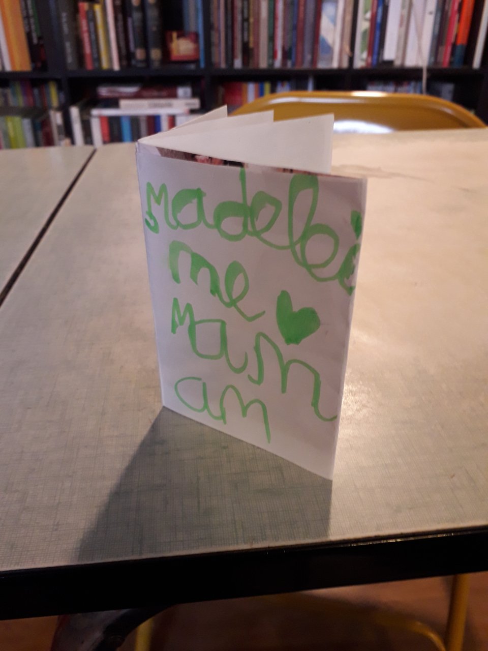 Un pocketmod plié sous forme de livret, dont ma fille n’a fait que la couverture : Madeleine <3 maman (et moi je vais me brosser).