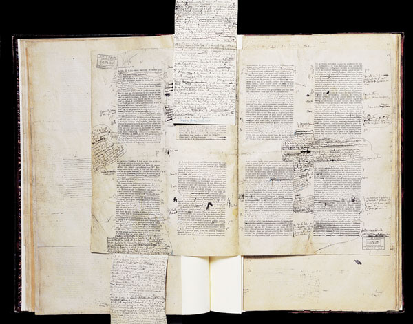 Brouillon de Marcel Proust dans un livre, le texte est raturé, pleins de morceau de feuillet sont ajoutés