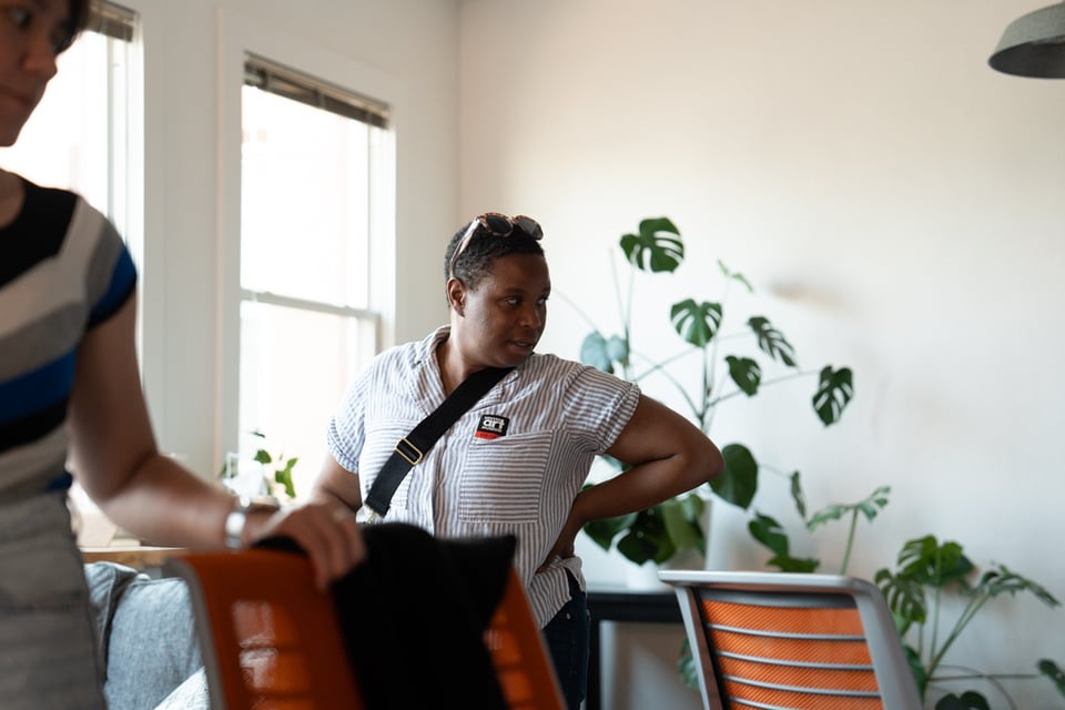 Kirsten looking around the room.