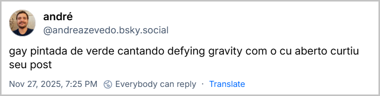 Post de andré (@andreazevedo.bsky.social) com o texto: gay pintada de verde cantando defying gravity com o cu aberto curtiu seu post