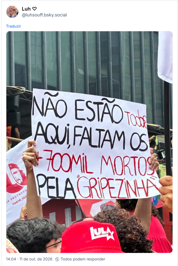 Post de Luh ♡ (@luhsouff.bsky.social): (imagem de cartaz na manifestação com os dizeres “Não estão todos aqui, faltam os 700 mil mortos pela “gripezinha””)