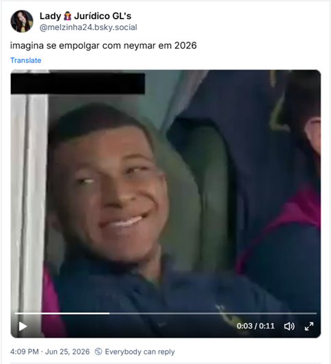 Post de Lady🧛♀️Jurídico GL's (@melzinha24.bsky.social): imagina se empolgar com neymar em 2026 (vídeo de MBappé no banco de reservas de algum jogo ou treino, caindo na gargalhada)