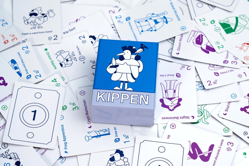 A little box that says Kippen with a cartoon chicken on it, surrounded by cards from the game box