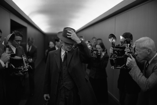 Oppenhimer (cillian murphy) surrounded by cameras in black and white
