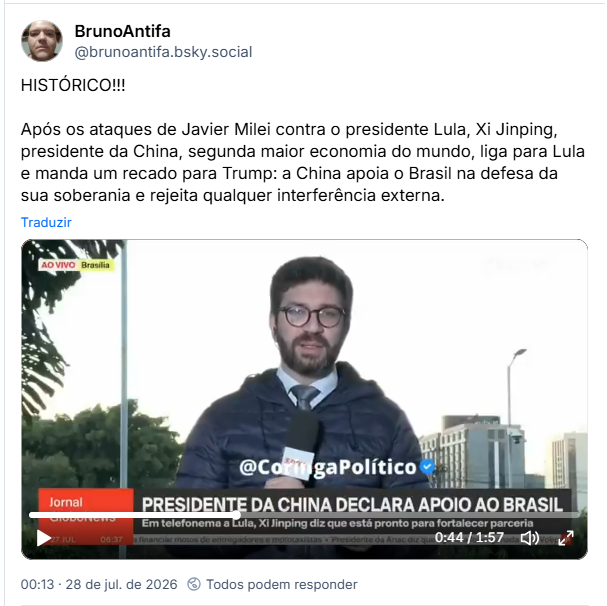 Post de BrunoAntifa (@brunoantifa.bsky.social): HISTÓRICO!!! Após os ataques de Javier Milei contra o presidente Lula, Xi Jinping, presidente da China, segunda maior economia do mundo, liga para Lula e manda um recado para Trump: a China apoia o Brasil na defesa da sua soberania e rejeita qualquer interferência externa. (video de reportagem sobre o fato, do canal Globonews)