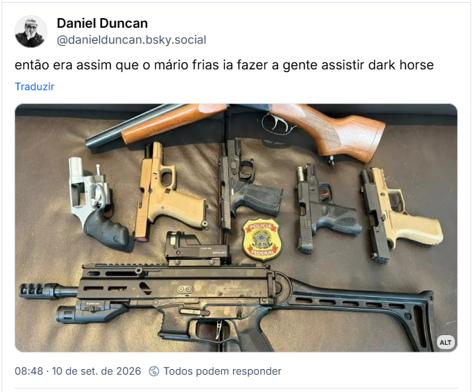 Post de Daniel Duncan (@danielduncan.bsky.social): então era assim que o mário frias ia fazer a gente assistir dark horse (Fotografia da PF, registrando o arsenal de armas encontrado na casa de Mário frias)