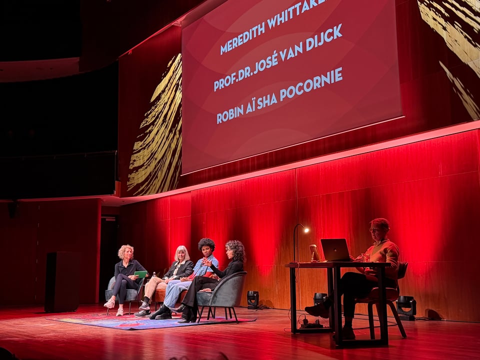Meredith Whittaker, Prof Dr José van Dijck and Robin Aïsha Pocornie are guests at Tivoli Center in Utrecht.