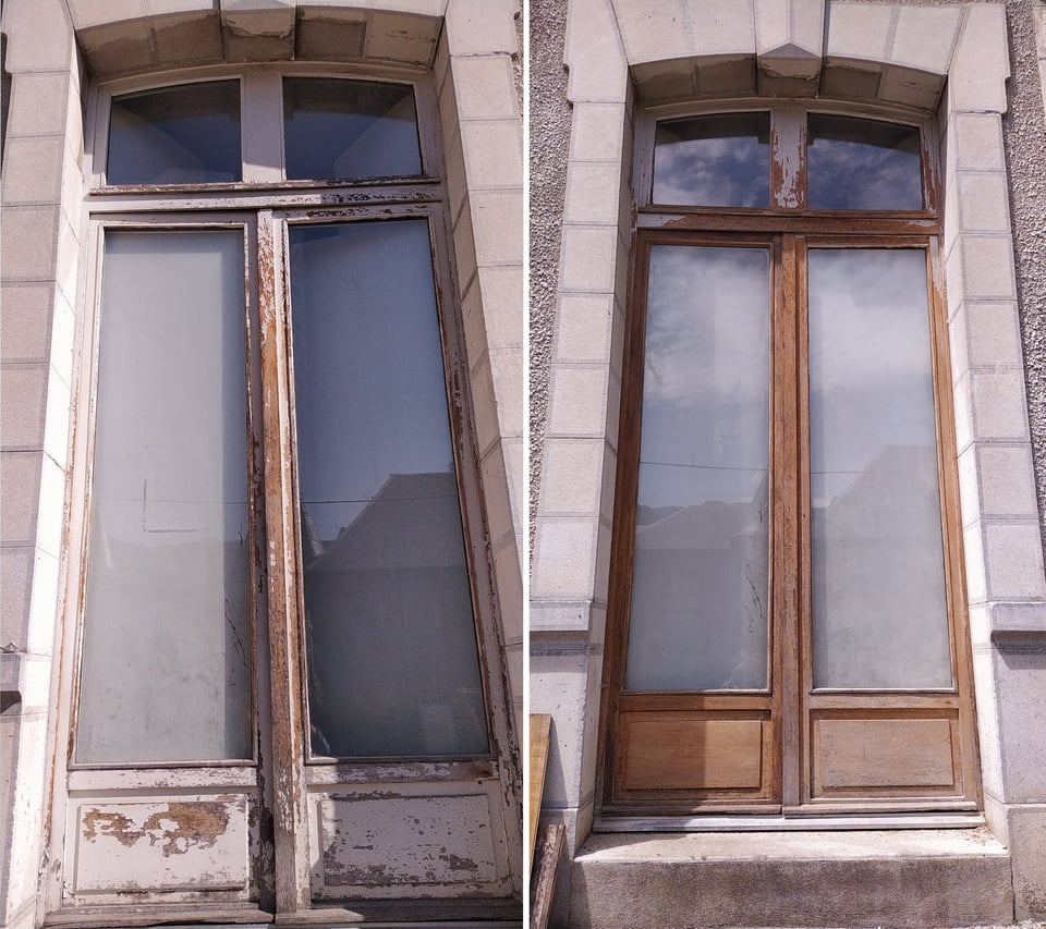 deux photos d'une porte vitrée : la première représente la porte couverte d'une peinture blanche très écaillée, la deuxième montre la porte presque totalement débarrassée de la vieille peinture, montrant ainsi le bois de platane dont elle est constituée