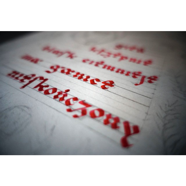 zdjęcie pracy w toku, kaligrafia czerwonym tuszem