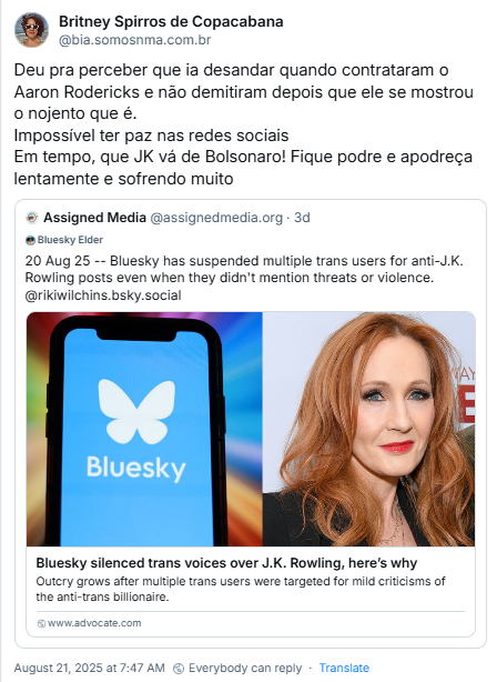 Post de Britney Spirros de Copacabana (‪@bia.somosnma.com.br‬) com o texto: Deu pra perceber que ia desandar quando contrataram o Aaron Rodericks e não demitiram depois que ele se mostrou o nojento que é. Impossível ter paz nas redes sociais. Em tempo, que JK vá de Bolsonaro! Fique podre e apodreça lentamente e sofrendo muito.