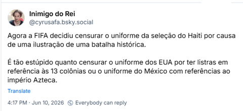 Post de Inimigo do Rei (‪@cyrusafa.bsky.social‬): Agora a FIFA decidiu censurar o uniforme da seleção do Haiti por causa de uma ilustração de uma batalha histórica. É tão estúpido quanto censurar o uniforme dos EUA por ter listras em referência às 13 colônias ou o uniforme do México com referências ao império Azteca.