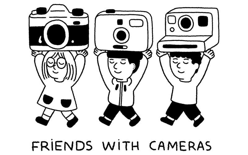 Dibujo de tres personas alzando una cámara sobre sus cabezas. Debajo se lee el texto "Friends with cameras".<br/>Drawing of three people holding a camera above their heads. Below it reads the text "Friends with cameras".
