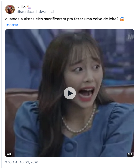 Post de ⋆ lila 🦢 (@wortician.bsky.social): quantos autistas eles sacrificaram pra fazer uma caixa de leite? 😱 (GIF da chuu do loona (cantora coreana de franja, blusa azul e colar de pérolas) faz expressão de espanto)