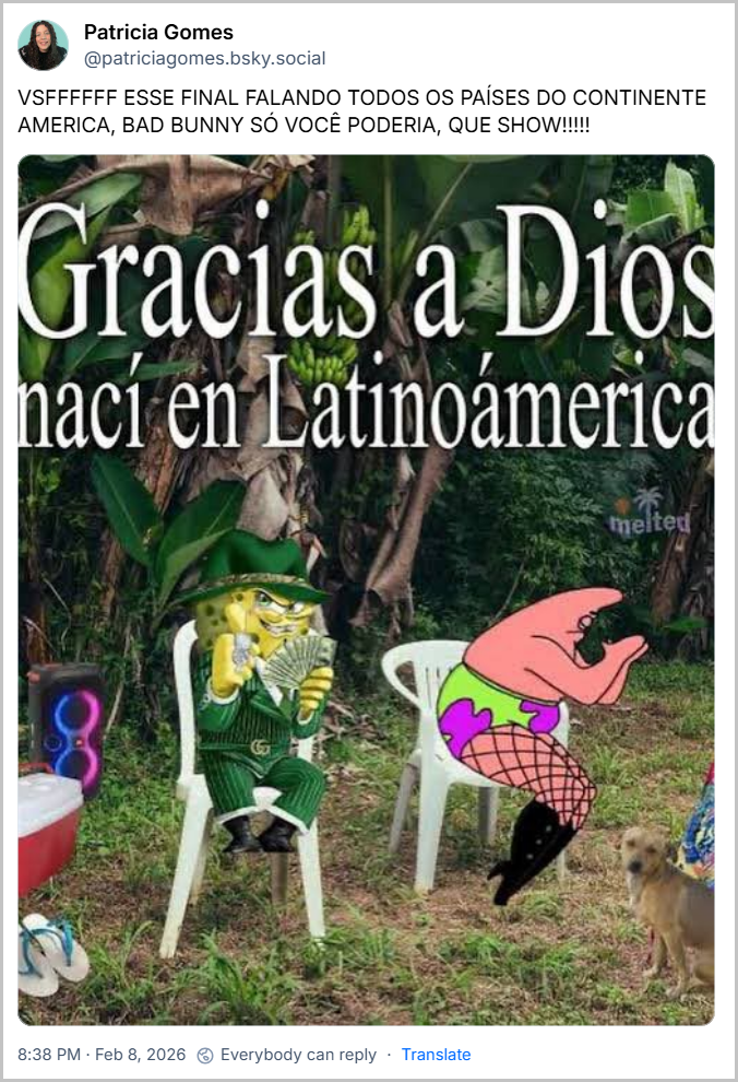 Post de Patricia Gomes (@patriciagomes.bsky.social) com o texto: VSFFFFFF ESSE FINAL FALANDO TODOS OS PAÍSES DO CONTINENTE AMERICA, BAD BUNNY SÓ VOCÊ PODERIA, QUE SHOW!!!!! (imagem meme de Gracias a Dios nací en latinoamérica com os personagens Bob Esponja e Patrick sentados nas cadeiras de plástico na frente de bananeiras, capa do álbum de Bad Bunny)
