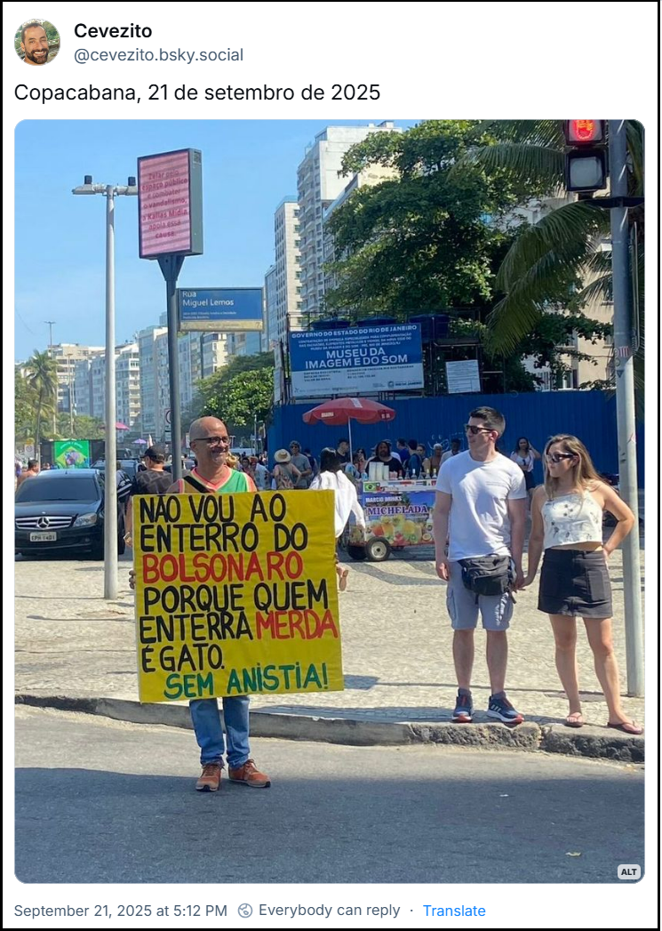 Post de Cevezito (@cevezito.bsky.social) com o texto: Copacabana, 21 de setembro de 2025 (imagem mostra um senhor de pé na rua com uma placa amarela sobre o peito escrita “Não vou ao enterro de Bolsonaro porque quem enterra merda é gato, sem anistia”)