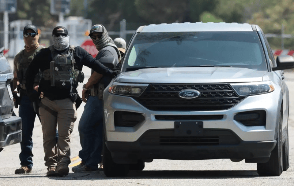 masken gunmen. unmarked vehicle. a narcos blockade? no, ICE.