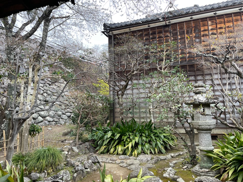 A traditional garden at the Suzunoya.