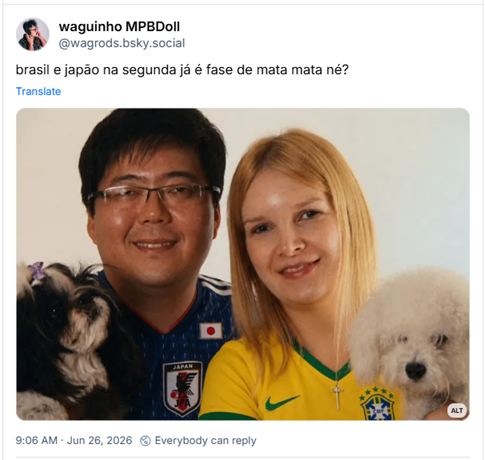 Post de waguinho MPBDoll (‪@wagrods.bsky.social‬): brasil e japão na segunda já é fase de mata mata né? (Fotografia em plano fechado de duas pessoas posando lado a lado, ambas sorrindo discretamente para a câmera. À esquerda, um homem de cabelos escuros e óculos usa a camisa azul da seleção japonesa e segura um pequeno cachorro preto e branco com um laço roxo no pelo. À direita, elize matsunaga, de cabelos loiros e lisos usa a camisa amarela da seleção brasileira e um colar com pingente de cruz, enquanto segura um cachorro branco e bastante peludo. O fundo é claro e neutro, destacando as pessoas, os animais e as cores das camisas das seleções de Brasil e Japão. A imagem transmite um clima de retrato familiar e descontraído.)