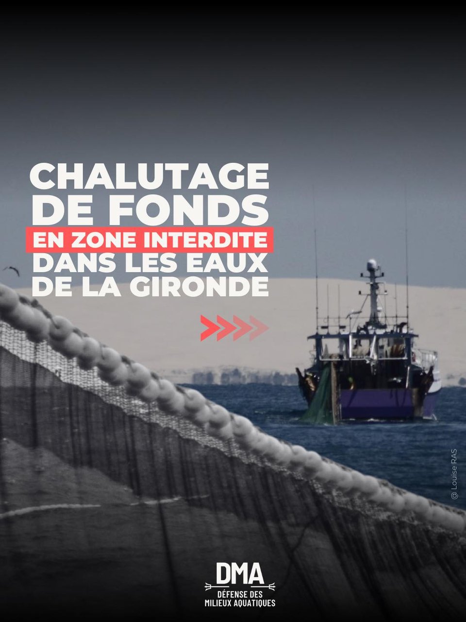 Le chalutage de fond, ici pratiqué face à la dune du Pilat en Gironde (Bassin d'Arcachon) est désormais interdit dans le périmètre des sites Natura 2000 des trois milles de la Gironde. Mais une enquête rigoureuse vient de démontrer que les pratiques perdurent impunément.