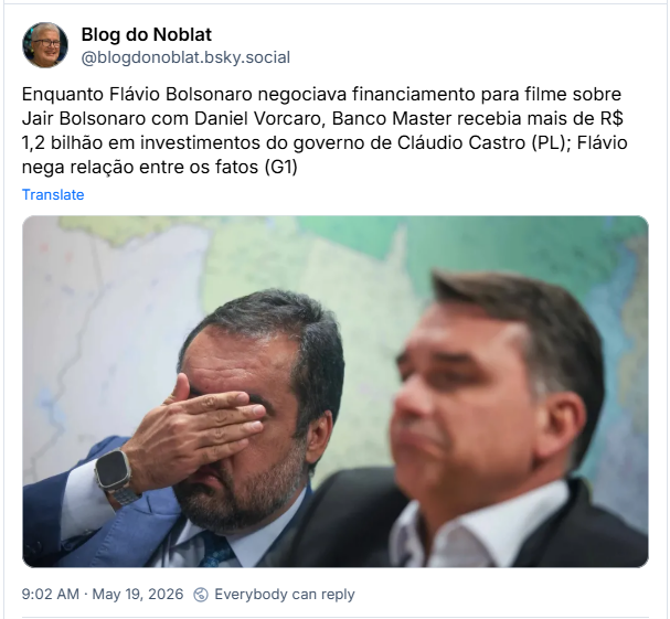 Post de Blog do Noblat (@blogdonoblat.bsky.social): Enquanto Flávio Bolsonaro negociava financiamento para filme sobre Jair Bolsonaro com Daniel Vorcaro, Banco Master recebia mais de R$ 1,2 bilhão em investimentos do governo de Cláudio Castro (PL); Flávio nega relação entre os fatos (G1) (imagem de Claudio Castro tapando o rosto com a mão e Flávio Bolsonaro à frente, em foco)