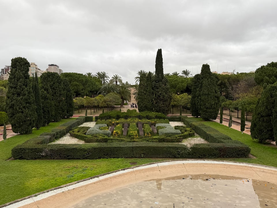 Topiary in a park has been made to resemble the shield of the city of Valencia.