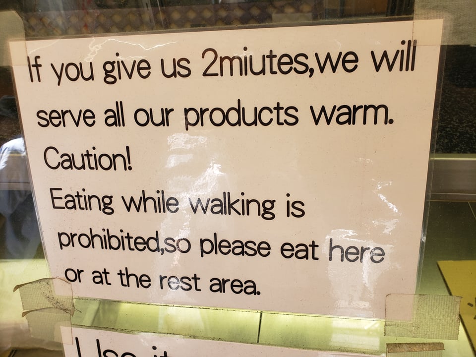 A sign saying it is prohibited to eat while walking.