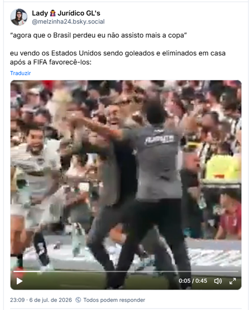 Post de Lady🧛‍♀️Jurídico GL's (‪@melzinha24.bsky.social‬): “agora que o Brasil perdeu eu não assisto mais a copa”
eu vendo os Estados Unidos sendo goleados e eliminados em casa  após a FIFA favorecê-los: (post contém video de comemoração do Botafogo com capote do técnico no gramado)