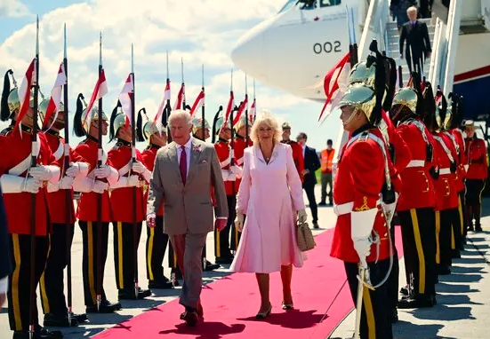 he King and Queen arrive in Ottawa to be received by an honour guard from the Royal Canadian Regiment